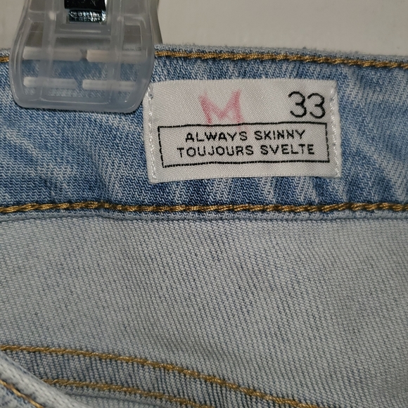 Euc Gap distressed jeans - Picture 4 of 6